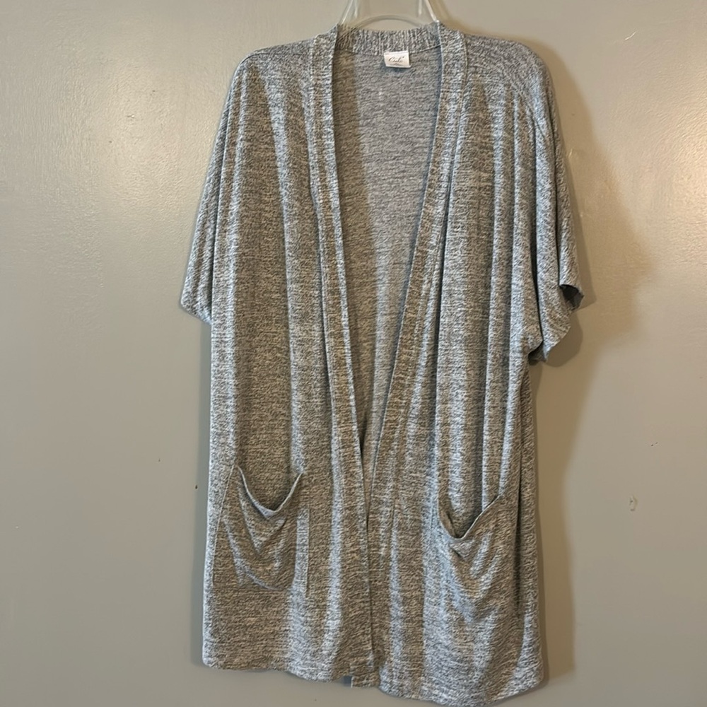 Gray short sleeve sweater with front pockets